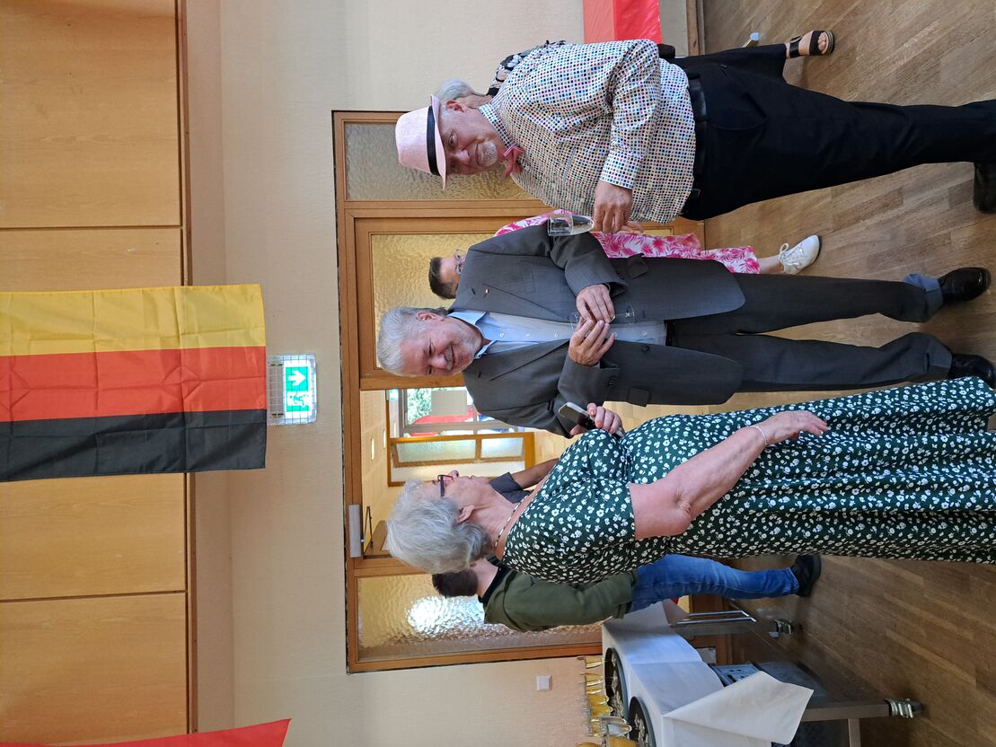 Kurt Beck (Mitte) im Gespräch mit Gisela Wayand und dem Ortsvereinsvorsitzenden Peter Drexler